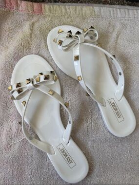 Ann More White Bow Thong Sandals with Gold Studs